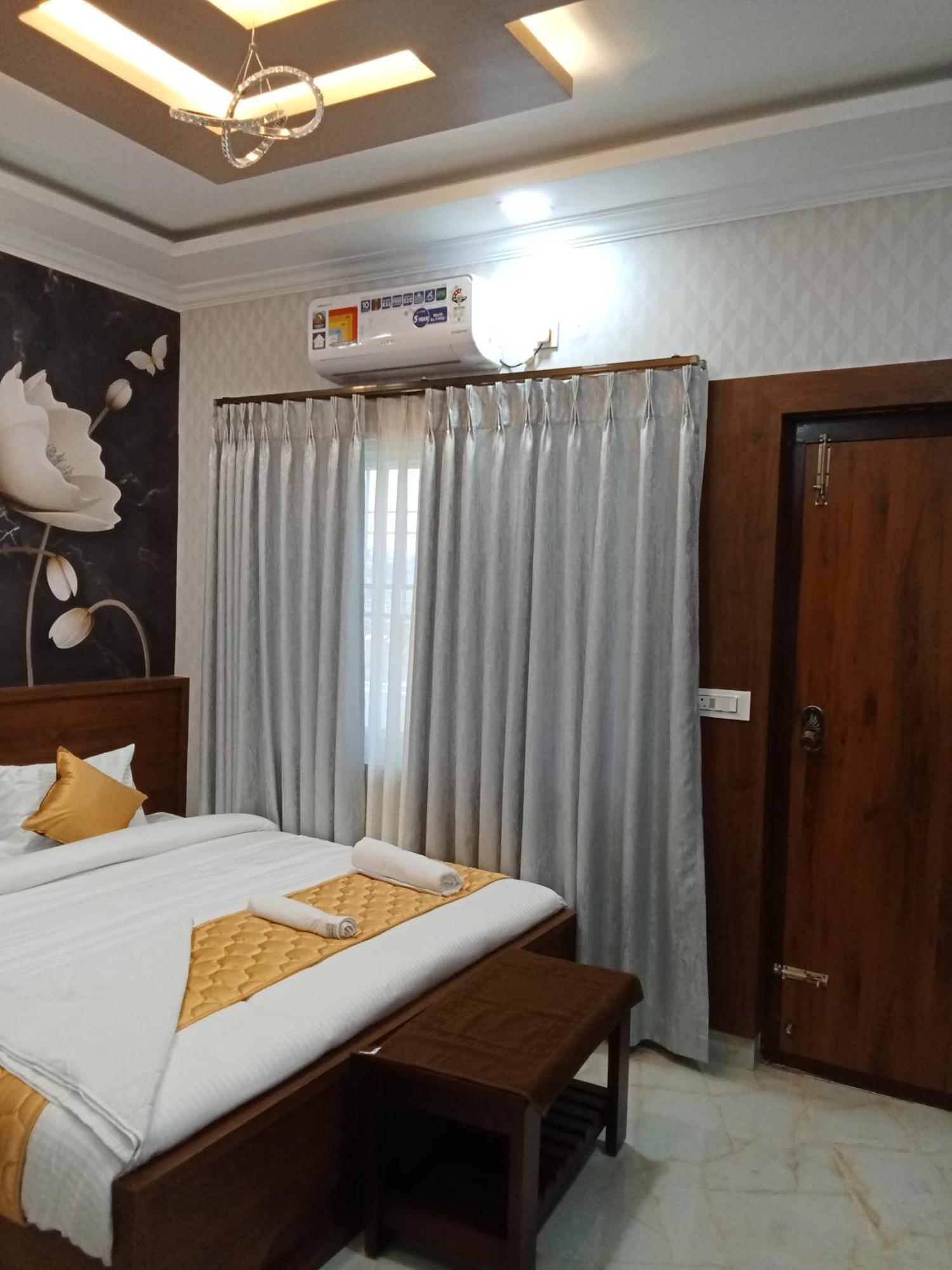 Golden Residency Hotel Kushalnagar Ngoại thất bức ảnh